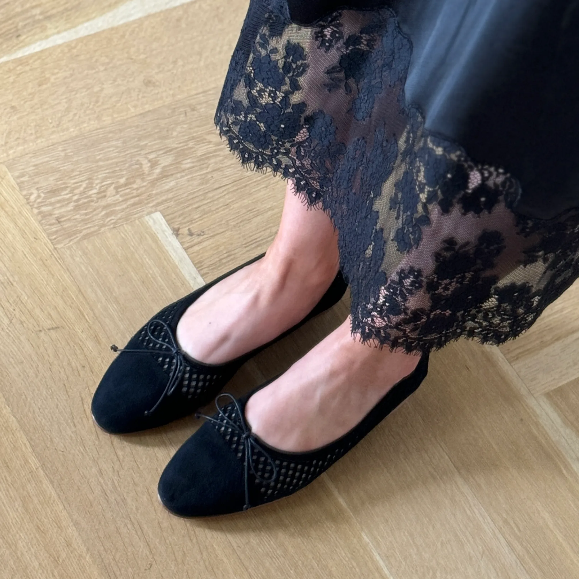 Como - Perforated Black Suede (cap toe)