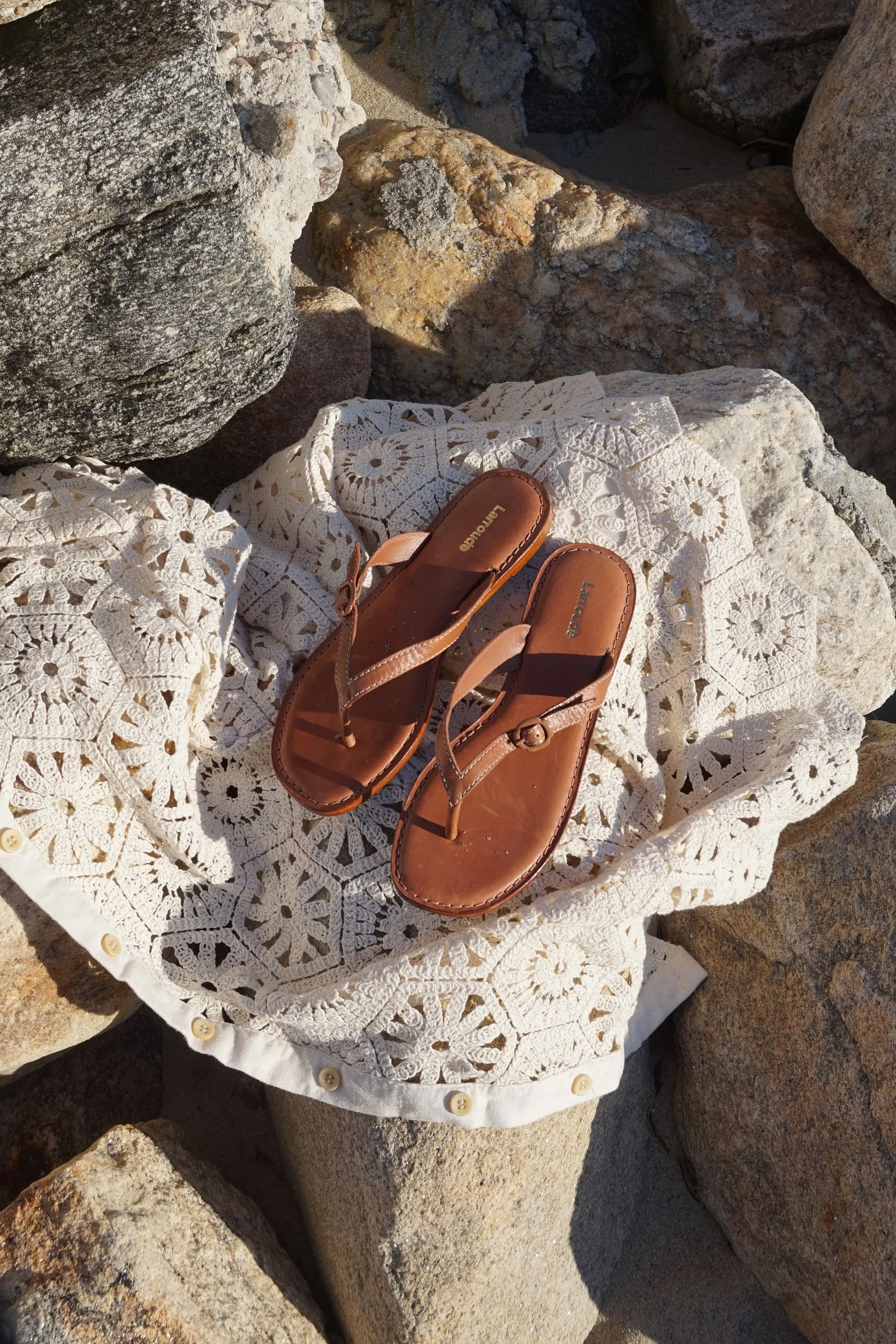 Mary Kate Flat Sandal In Caramel Leather